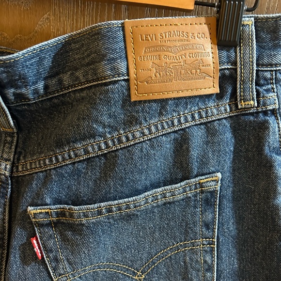 Levi’s 80’s Mom Denim Short - Picture 5 of 5